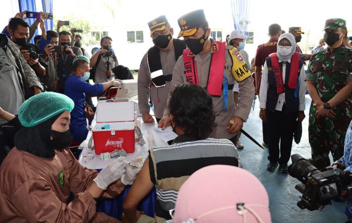 Kapolda Jatim Tinjau Vaksinasi Masyarakat Pesisir Gresik Kapolda Jatim Tinjau Vaksinasi Masyarakat Pesisir Gresik