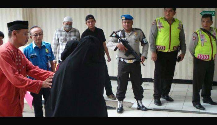 Bukan Muhrim, Polisi Dilarang Bantu, Meski Istri Teroris Sarinah Pingsan
