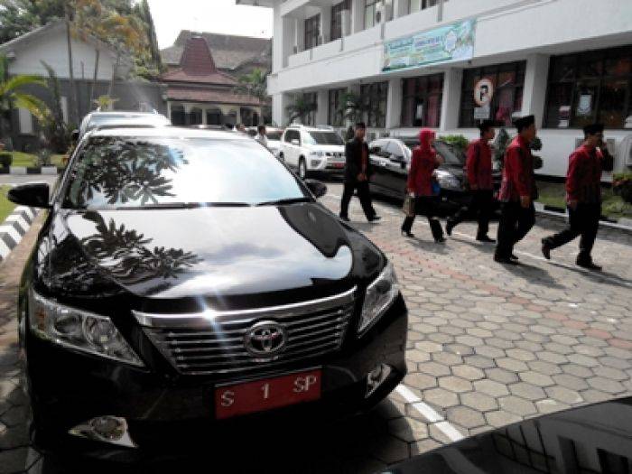 Walikota Mojokerto Tunggangi Mobdin Setengah Miliar Walikota Mojokerto Tunggangi Mobdin Setengah Miliar