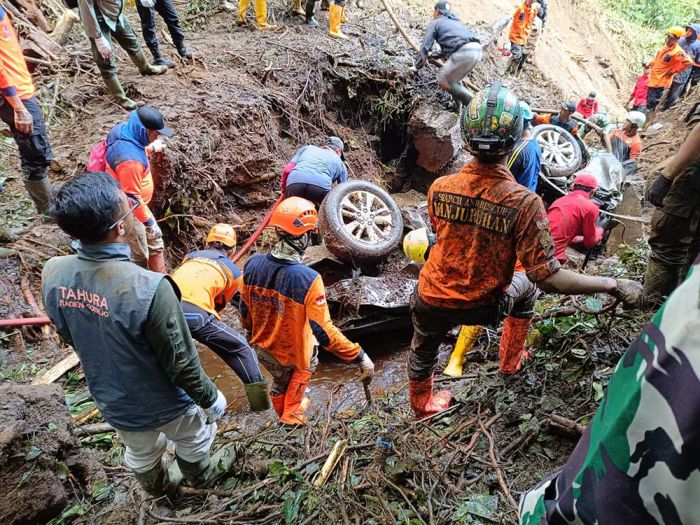Korban Tanah Longsor Jalur Alternatif Batu-Pacet Bertambah Menjadi 10 Orang Korban Tanah Longsor Jalur Alternatif Batu-Pacet Bertambah Menjadi 10 Orang