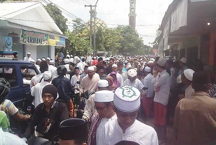 Ra Lilur Sempat Nyanyikan Lagu Camelia Malik saat Anaknya Minta Restu Nyalon Bupati Ra Lilur Sempat Nyanyikan Lagu Camelia Malik saat Anaknya Minta Restu Nyalon Bupati