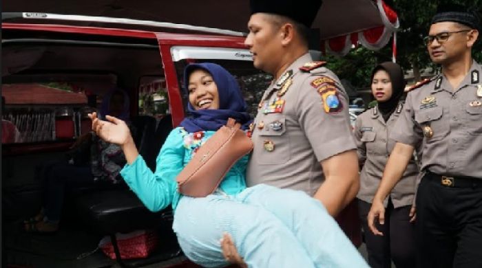 Momen Haru saat Kapolres Blitar Gendong Penyandang Disabilitas Momen Haru saat Kapolres Blitar Gendong Penyandang Disabilitas