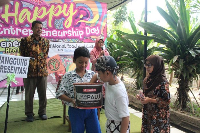 Peringati Hari Batik, SD Al Muslim Sidoarjo Galang Dana Tsunami Palu Peringati Hari Batik, SD Al Muslim Sidoarjo Galang Dana Tsunami Palu