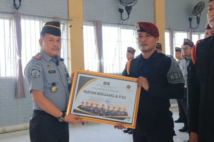 Kalapas Pemuda Madiun Beri Penghargaan atas Upaya Gagalkan Penyelundupan Narkotika Pakai Bola Tenis