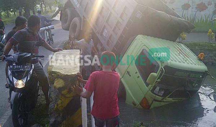 Sopir Ngantuk, Truk Nyungsep di Sungai Desa Jimbaran Sidoarjo
