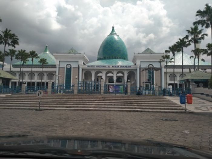 Tutup Sementara untuk Umum, Masjid Al-Akbar Surabaya Gelar Jumatan hanya untuk Internal Tutup Sementara untuk Umum, Masjid Al-Akbar Surabaya Gelar Jumatan hanya untuk Internal