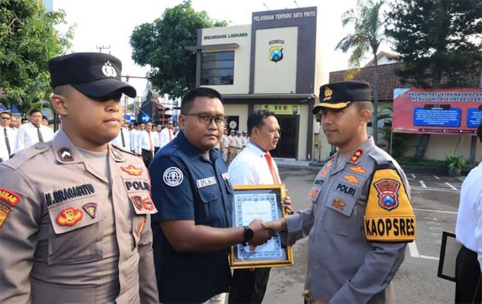 Raih Prestasi Manajemen Media, Tiga Personel Humas Polres Kediri Kota Diganjar Penghargaan Raih Prestasi Manajemen Media, Tiga Personel Humas Polres Kediri Kota Diganjar Penghargaan