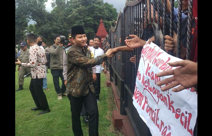 Hari Pertama Jabat Plt Bupati Trenggalek, Arifin Didemo Ribuan Nelayan Hari Pertama Jabat Plt Bupati Trenggalek, Arifin Didemo Ribuan Nelayan