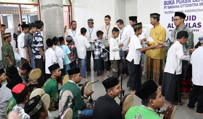 Berbagi di Bulan Ramadhan, WOM Finance Santuni 150 Anak Yatim