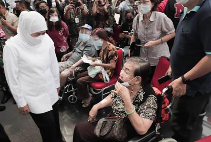Dampingi Menkes, Gubernur Khofifah Tinjau Vaksinasi Covid-19 untuk Lansia di Surabaya Dampingi Menkes, Gubernur Khofifah Tinjau Vaksinasi Covid-19 untuk Lansia di Surabaya