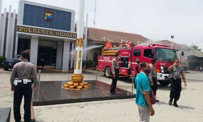 Cegah Virus Corona, Truk Damkar Semprot Mako Polresta Sidoarjo Disinfektan 