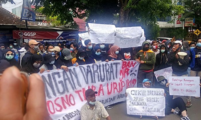 Ratusan Aktivis PMII Demo DPRD dan Pemkab Lamongan, Tuntut Percepatan Penanganan Banjir Ratusan Aktivis PMII Demo DPRD dan Pemkab Lamongan, Tuntut Percepatan Penanganan Banjir