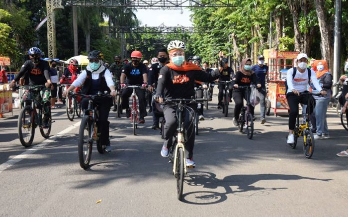 ​Gowes di Bojonegoro, Gubernur Khofifah Bagi Sembako dan Sosialisasi Pakai Masker yang Benar