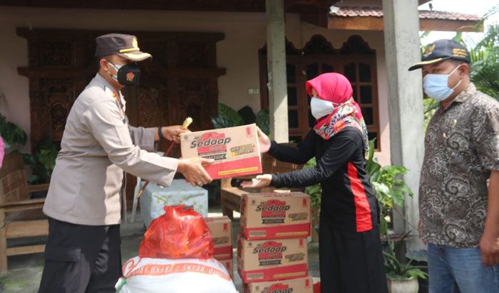 Kapolres Ngawi Serahkan Bantuan Sembako bagi Warga Desa Puhti yang Isolasi Mandiri