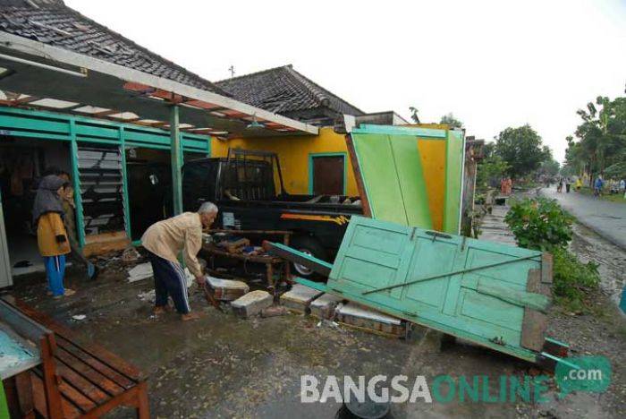 Disapu Angin Puting Beliung, Puluhan Rumah di Sidokerto Porak-Poranda