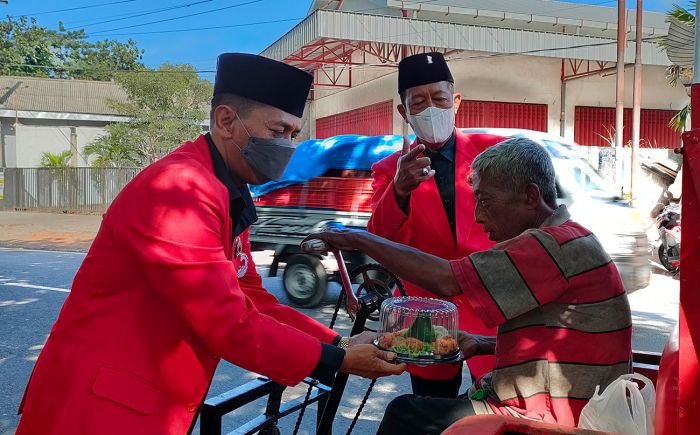 Bagikan Tumpeng Mini, DPC PDI Perjuangan Kabupaten Kediri Gelar Upacara HUT ke-49 Bagikan Tumpeng Mini, DPC PDI Perjuangan Kabupaten Kediri Gelar Upacara HUT ke-49