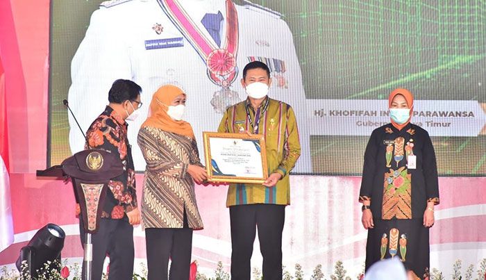 Lamongan Raih Penghargaan Pembangunan Daerah Terbaik 2021 di Jatim Lamongan Raih Penghargaan Pembangunan Daerah Terbaik 2021 di Jatim