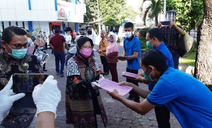 Jarang Diperhatikan Jasanya, Wali Kota Risma Keliling Rumah Sakit Beri Bantuan Cleaning Service Jarang Diperhatikan Jasanya, Wali Kota Risma Keliling Rumah Sakit Beri Bantuan Cleaning Service