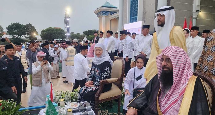 Gubernur Khofifah Gelar Buka Puasa Bersama Ribuan Warga di Masjid Al Akbar
