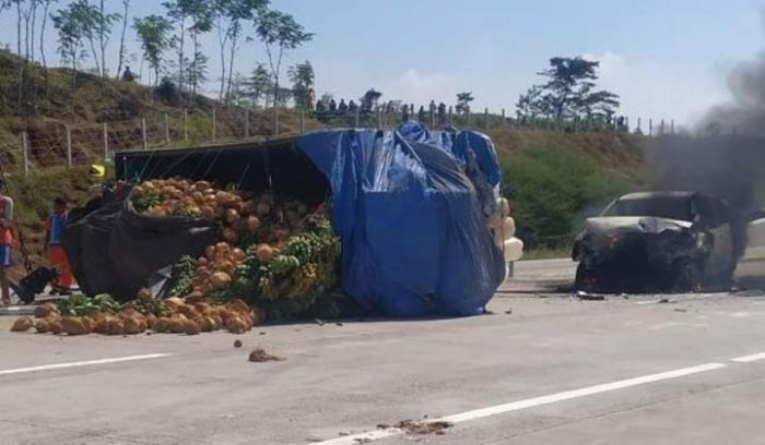 Innova Ludes Terbakar Akibat Tabrak Truk di Jalan Tol Malang - Pandaan