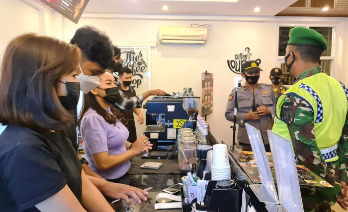 Petugas Gabungan Gencarkan Operasi Yustisi di Masa Uji Coba New Normal Kota Blitar Petugas Gabungan Gencarkan Operasi Yustisi di Masa Uji Coba New Normal Kota Blitar
