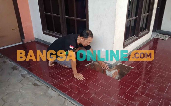 Heboh, Lantai Rumah Warga Pilang Probolinggo Keluar Asap dan Hawa Panas Heboh, Lantai Rumah Warga Pilang Probolinggo Keluar Asap dan Hawa Panas