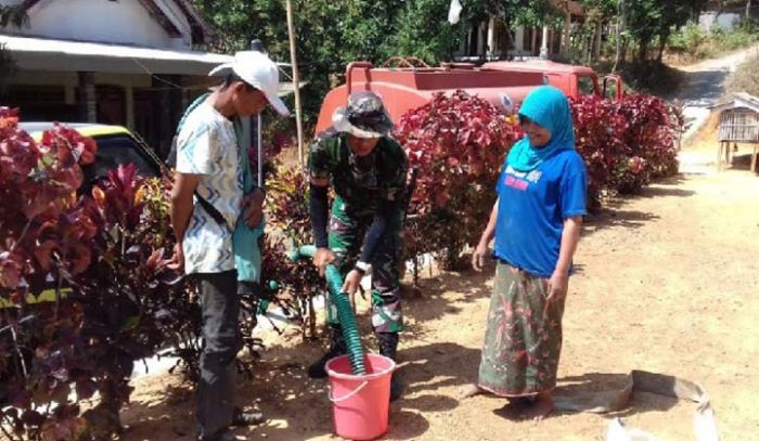 Satgas TMMD Salurkan Air Bersih ke Masyarakat Satgas TMMD Salurkan Air Bersih ke Masyarakat