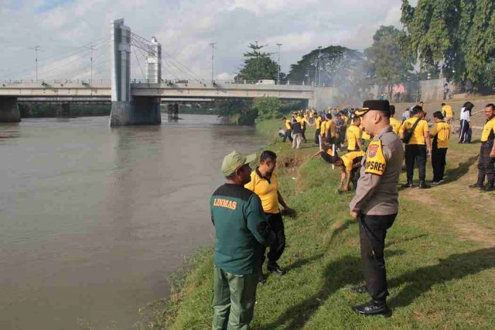 Peduli Lingkungan, Polres Kediri Kota dan Warga Bersih-Bersih Sungai Brantas Peduli Lingkungan, Polres Kediri Kota dan Warga Bersih-Bersih Sungai Brantas