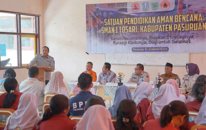 Buka SPAB di SMAN 1 Tosari, Kalaksa BPBD Jatim Ajak Pihak Sekolah Tanggap Bencana Buka SPAB di SMAN 1 Tosari, Kalaksa BPBD Jatim Ajak Pihak Sekolah Tanggap Bencana