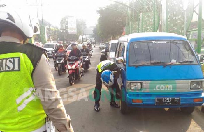 Satlantas Polres Malang Kota Tertibkan Parkir Liar, 5 Mobil Digembosi