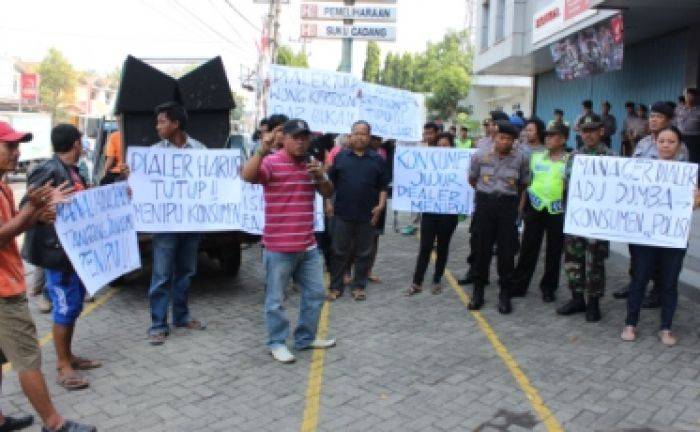 Diduga Tipu Konsumen, Dealer Putra Rinjani di Kertosono Nganjuk Didemo Warga