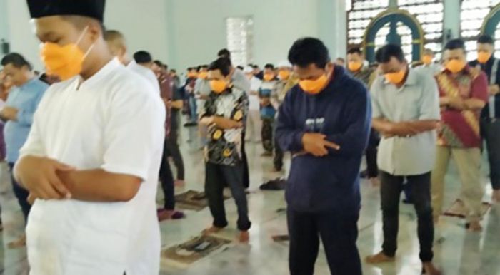 Hindari Covid-19, Jarak Jamaah Salat Jumat Direnggangkan Satu Meter di Masjid Al-Akbar Hindari Covid-19, Jarak Jamaah Salat Jumat Direnggangkan Satu Meter di Masjid Al-Akbar