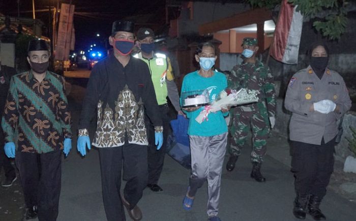 Di Kampung Tangguh, Pasien Sembuh Corona Dapat Kejutan saat Kembali ke Rumah Di Kampung Tangguh, Pasien Sembuh Corona Dapat Kejutan saat Kembali ke Rumah