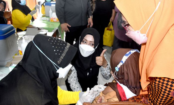 Bupati Mojokerto Tinjau Vaksinasi Covid-19 untuk Anak Usia 6-11 Tahun Bupati Mojokerto Tinjau Vaksinasi Covid-19 untuk Anak Usia 6-11 Tahun