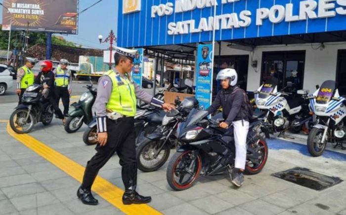 Satlantas Polres Ngawi Amankan Belasan Motor saat Razia Balap Liar Satlantas Polres Ngawi Amankan Belasan Motor saat Razia Balap Liar