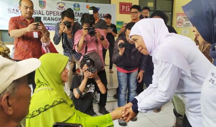 Khofifah Targetkan 2023 Jatim Bebas Katarak Khofifah Targetkan 2023 Jatim Bebas Katarak