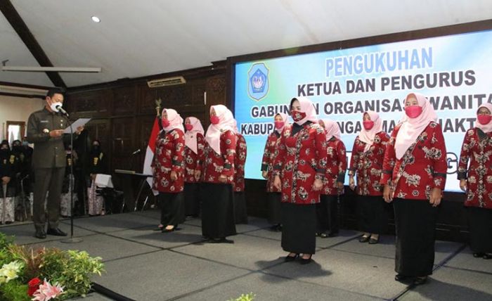 Sempat Vakum, Yuhronur Lantik Pengurus GOW Lamongan Demi Wujudkan Pembangunan Berbasis Gender Sempat Vakum, Yuhronur Lantik Pengurus GOW Lamongan Demi Wujudkan Pembangunan Berbasis Gender