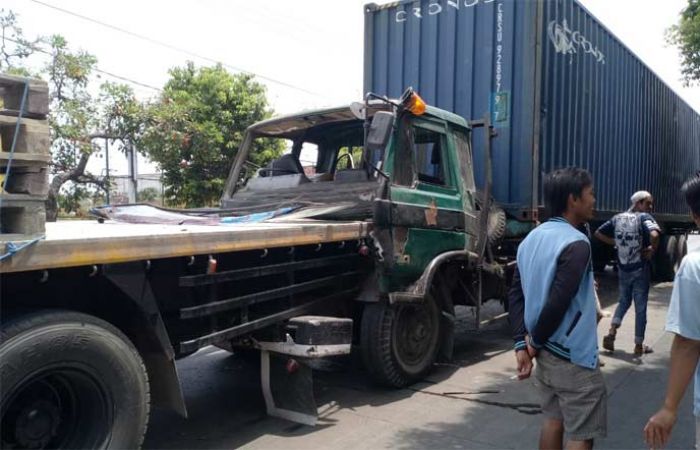Rem Blong, 2 Truk Trailer dan 1 Pick Up Terlibat Kecelakaan Karambol di Tuban Rem Blong, 2 Truk Trailer dan 1 Pick Up Terlibat Kecelakaan Karambol di Tuban