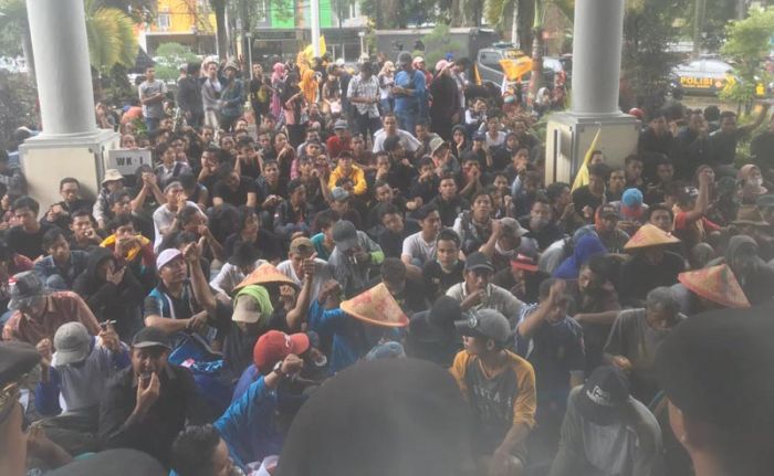 Sawah Tak Teraliri, Ratusan Petani dan Mahasiswa Unjuk Rasa Soal Relokasi Saluran Irigasi di Puger Sawah Tak Teraliri, Ratusan Petani dan Mahasiswa Unjuk Rasa Soal Relokasi Saluran Irigasi di Puger