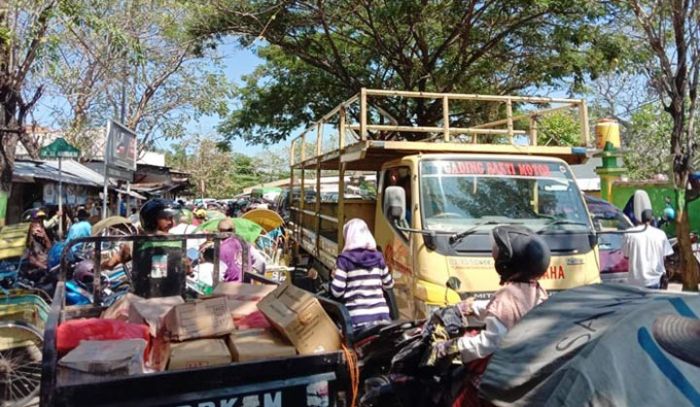 Warga Keluhkan Kemacetan Jalan di Depan Pasar Kolpajung Pamekasan Warga Keluhkan Kemacetan Jalan di Depan Pasar Kolpajung Pamekasan