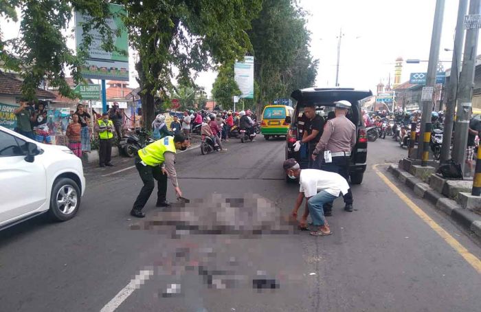 Gagal Salip Truk Kontainer, Pria di Sidoarjo ini Tewas Terlindas