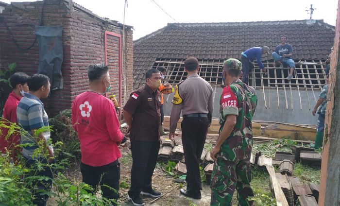 Dihempas Angin Kencang, Tembok Rumah Tak Berpenghuni di Desa Junrejo Kota Batu Roboh Dihempas Angin Kencang, Tembok Rumah Tak Berpenghuni di Desa Junrejo Kota Batu Roboh
