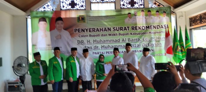 PPP Resmi Turunkan Rekom Cabup-Cawabup Mojokerto ke Gus Barra dan Rizal Octavian PPP Resmi Turunkan Rekom Cabup-Cawabup Mojokerto ke Gus Barra dan Rizal Octavian