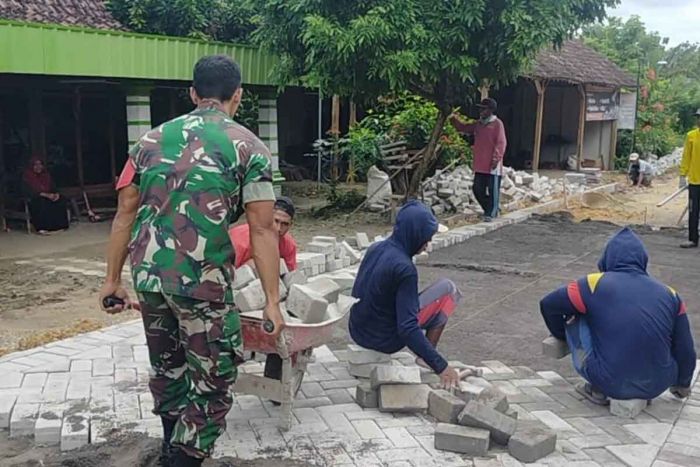 Babinsa Koramil Bringin bersama Masyarakat di Ngawi, Gelar Kerja Bakti Pavingisasi Babinsa Koramil Bringin bersama Masyarakat di Ngawi, Gelar Kerja Bakti Pavingisasi