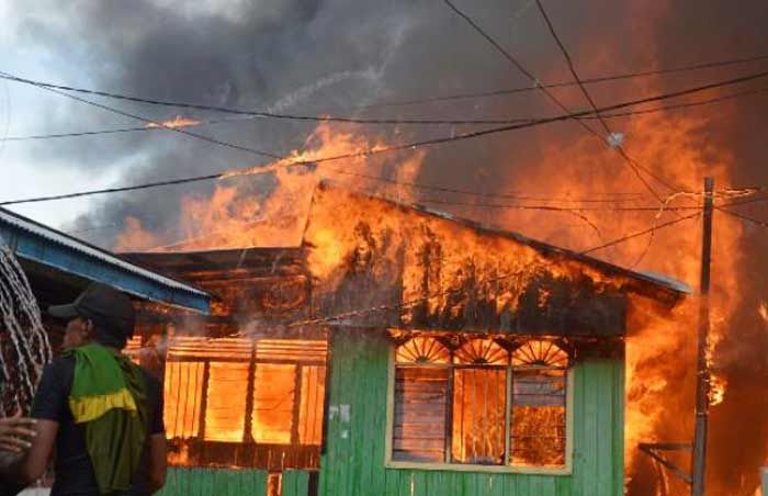 Rumah Warga Paron Ngawi Ludes Terbakar Rumah Warga Paron Ngawi Ludes Terbakar