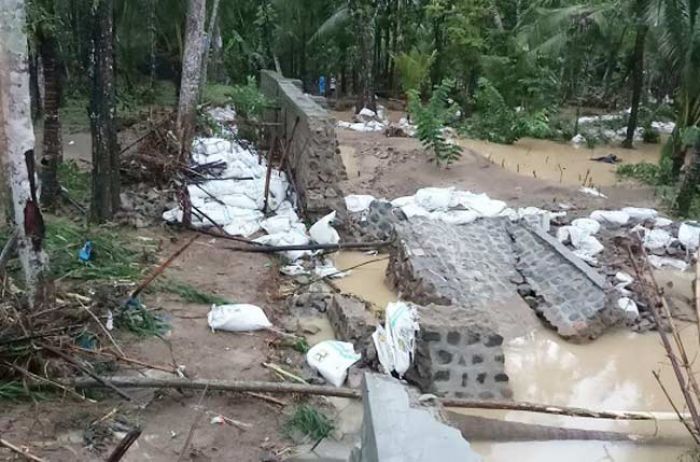 Empat Tanggul Daruat di Kebonagung Pacitan Jebol Diterjang Banjir Empat Tanggul Daruat di Kebonagung Pacitan Jebol Diterjang Banjir