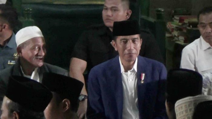 Kunjungi Ponpes Bumi Sholawat, Jokowi Pesan Ini ke Ratusan Santri 