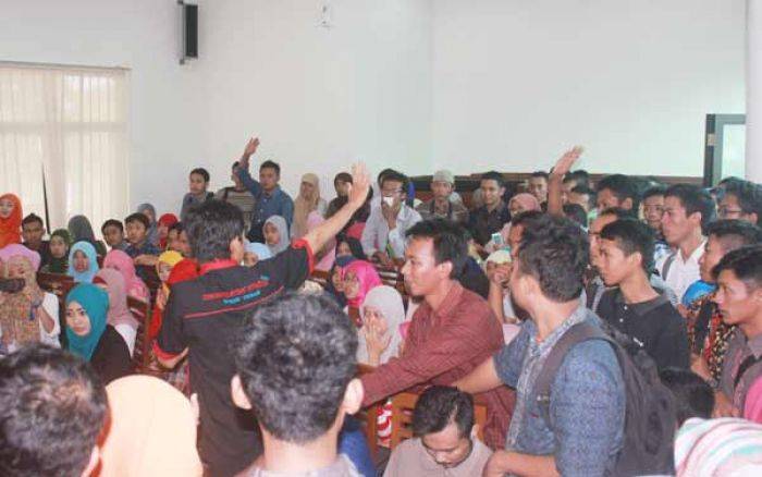 Mahasiswa Desak Yayasan Lengserkan Rektor UNIROW Hadi Tugur