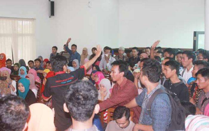 Mahasiswa Desak Yayasan Lengserkan Rektor UNIROW Hadi Tugur Mahasiswa Desak Yayasan Lengserkan Rektor UNIROW Hadi Tugur