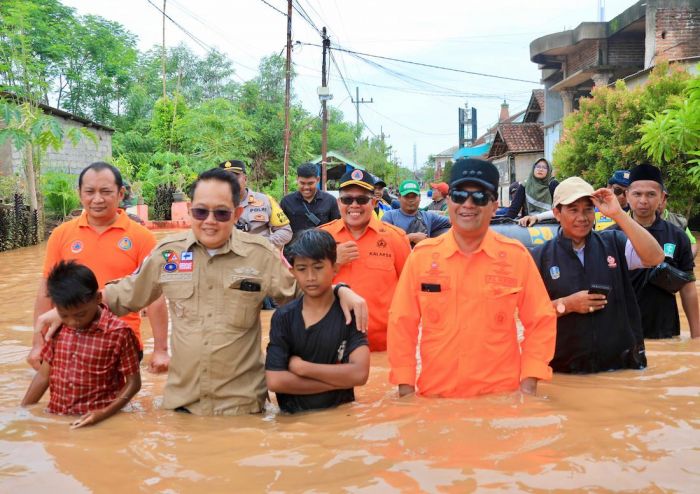 Pantau Banjir di Grati Pasuruan, Pj Gubernur Jatim Salurkan Bantuan dan Pastikan Hal ini Pantau Banjir di Grati Pasuruan, Pj Gubernur Jatim Salurkan Bantuan dan Pastikan Hal ini